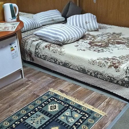Apartment In A Guest House Almaty Exterior foto